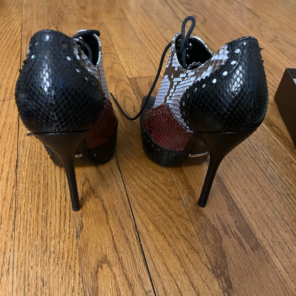 Gucci Gia' Python Snakeskin Lace Up Heel Ankle Bootie - size 6 - Picture 3 of 5